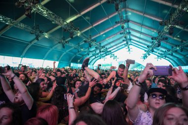 Adam rock konserinde kalabalık sörf yapıyor