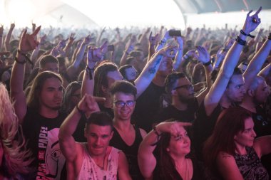 Kalabalık insanlar headbanging ve parti
