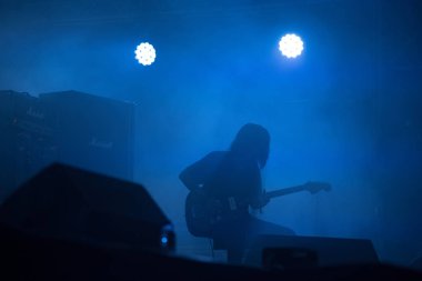 Sahnede canlı konser