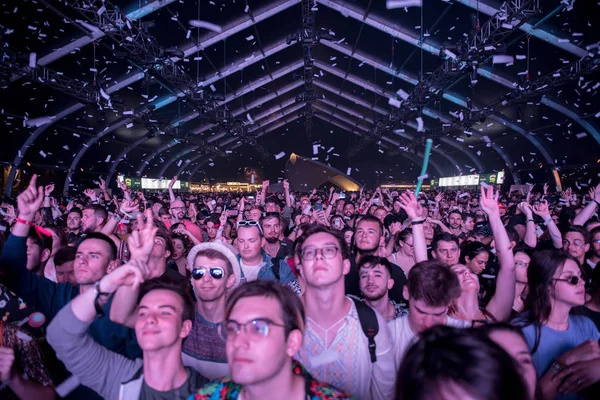 Fête joyeuse foule de personnes au festival de musique — Photo