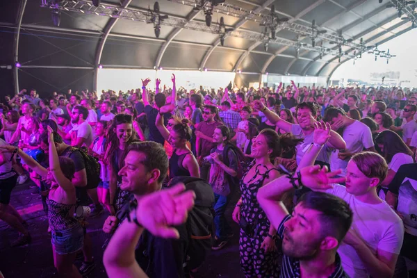 Ska konserinde dans eden insanlar