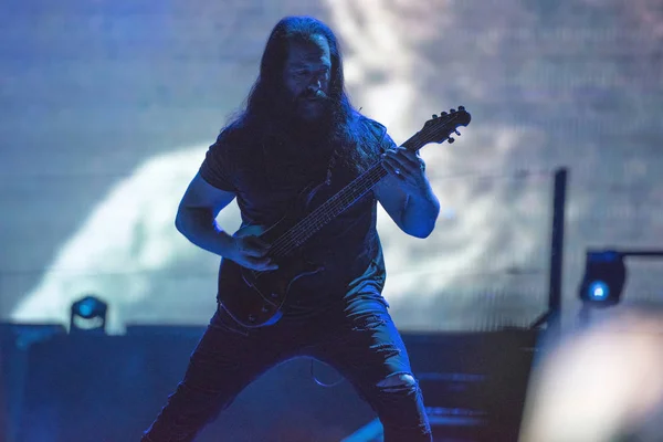John Petrucci guitarrista tocando en vivo —  Fotos de Stock