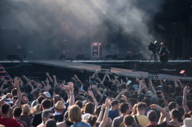 Müzik festivalinde dans eden neşeli insanlar