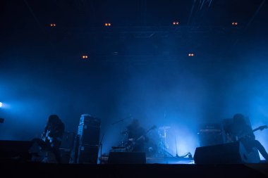 Sahnede canlı konser