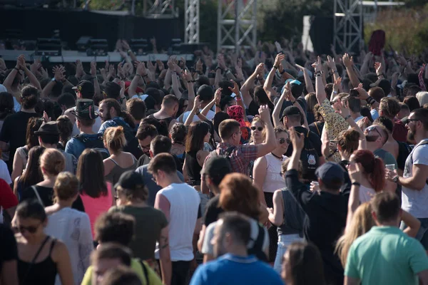 Толпа веселых людей танцует на музыкальном фестивале — стоковое фото