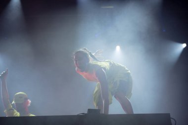 Sahnede şarkı söyleyen kadın sanatçı