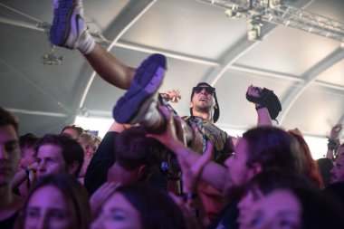 Adam rock konserinde kalabalık sörf yapıyor