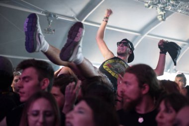 Adam rock konserinde kalabalık sörf yapıyor