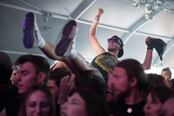 Guy doing crowd-surfing at rock concert — Stock Photo, Image