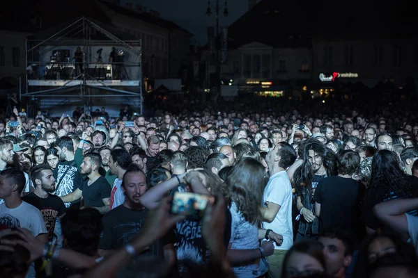 Headbanging menigte bij rock concert — Stockfoto