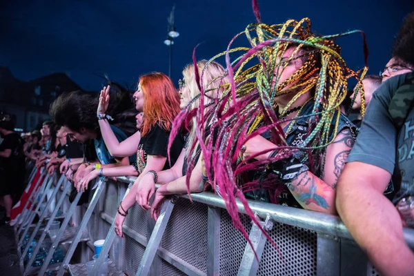 Foule Headbanging au concert de rock — Photo