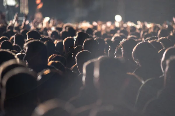 Толпа людей на рок-концерте — стоковое фото