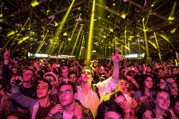Cheerful partying crowd of people at music festival — Stock Photo, Image