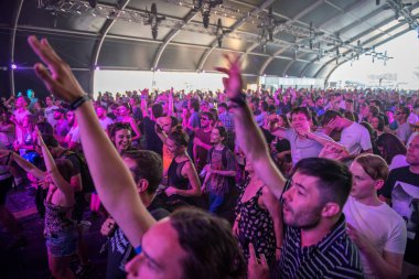 Ska konserinde dans eden insanlar