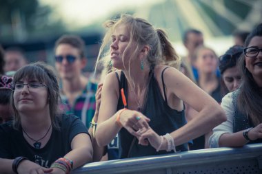 Bir müzik festivalinde parti insanlar