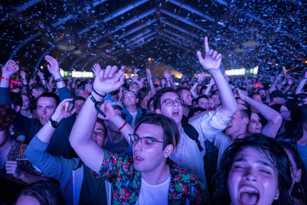 Vrolijke feesten menigte van mensen op muziekfestival — Stockfoto