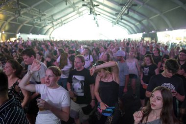 Ska konserinde dans eden insanlar