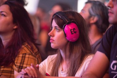 Bir müzik festivalinde parti insanlar