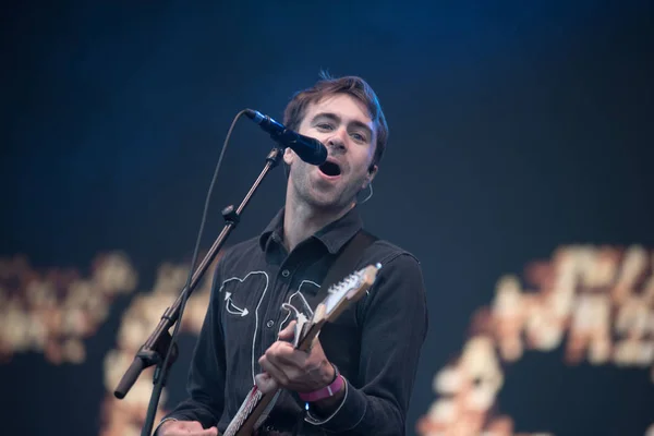 Concierto en vivo, hombre cantando a la guitarra — Foto de Stock