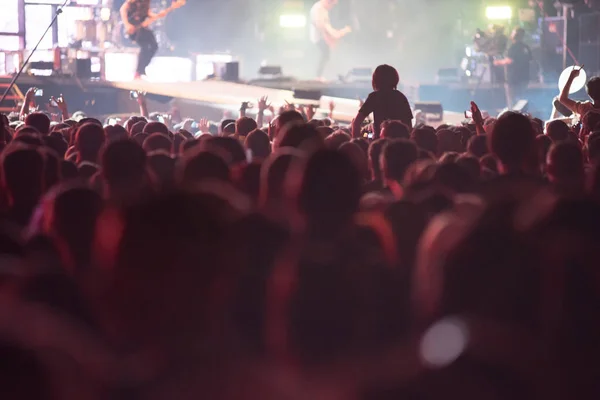 Davy lidí na rockových koncertních — Stock fotografie