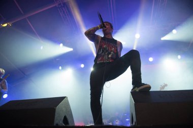 Canlı metalcore konseri