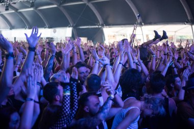 Adam rock konserinde kalabalık sörf yapıyor