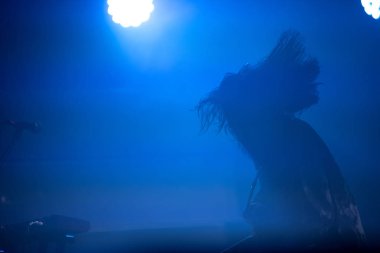 Sahnede canlı konser