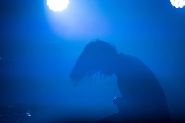 Sahnede bir gitarist silueti