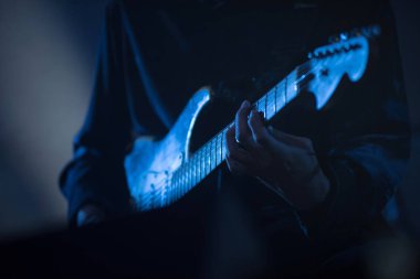 canlı müzik gitaristi 