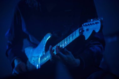 canlı müzik gitaristi 