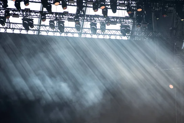 Raios solares iluminam a fumaça no palco — Fotografia de Stock