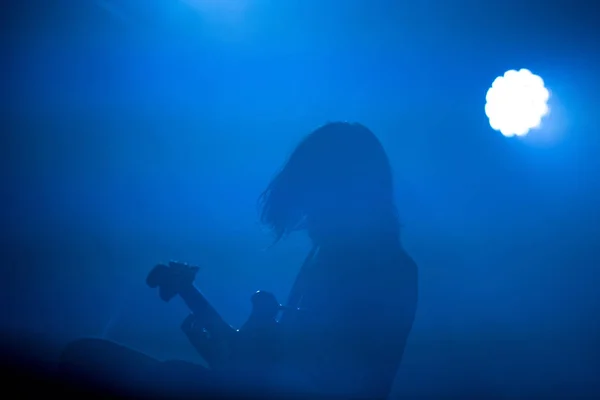 Sziluettje egy gitáros a színpadon — Stock Fotó