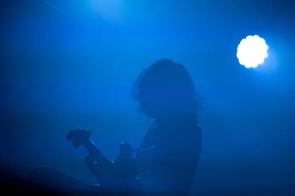 Silhouette of a guitarist on the stage — Stock Photo, Image