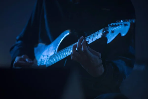 Гитарист играет живую музыку — стоковое фото