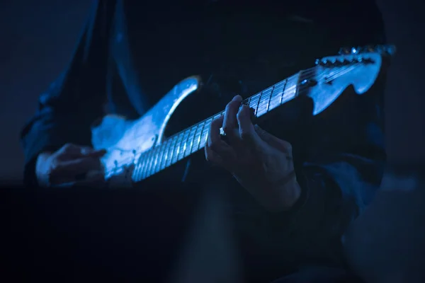 Gitarzysta gra muzyka na żywo — Zdjęcie stockowe