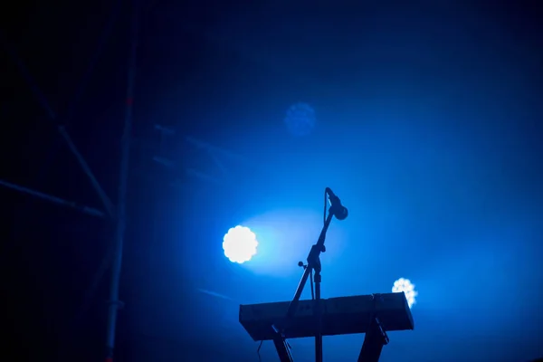 Keyboard und Mikrofon auf der Bühne — Stockfoto