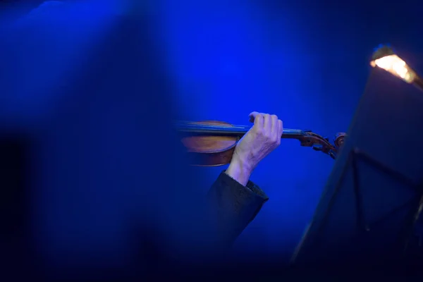 Musiker Hand spielt auf Geige — Stockfoto