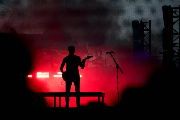 Sziluettje egy gitáros a színpadon — Stock Fotó