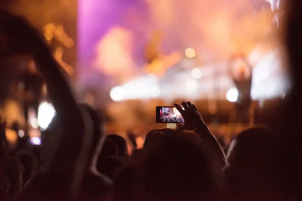 Bir konser sırasında akıllı telefonlar ile fotoğraf çeken insanlar — Stok fotoğraf