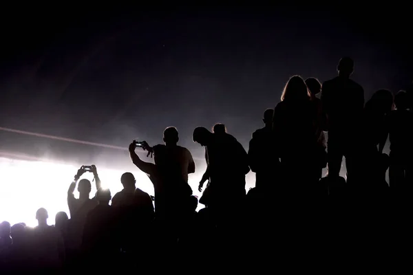 Silhouette der Konzertbesucher und Bühnenbeleuchtung — Stockfoto