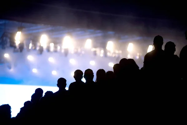 Silueta koncertní zástupů a jevištní světel — Stock fotografie