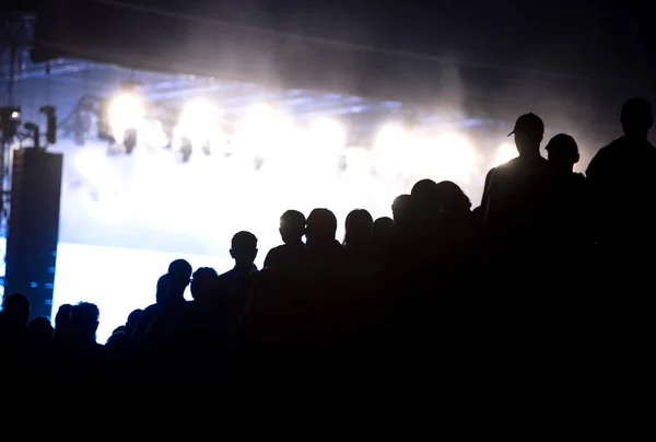 Silhouette of concert crowd and stage lights — Stock Photo, Image