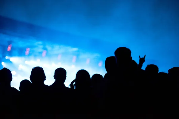 Silhueta da multidão de concertos e luzes de palco — Fotografia de Stock