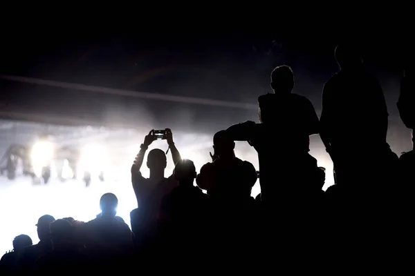 Silueta koncertní zástupů a jevištní světel — Stock fotografie