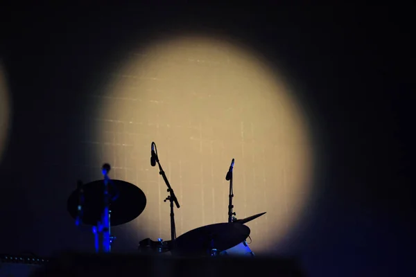 Kit de tambor iluminado por uma luz local Fotos De Bancos De Imagens