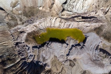 Opencast maden gölünün havadan çekilmiş fotoğrafı