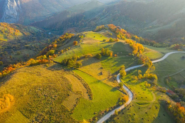 Drone aéreo idílico tiro de outono colinas rurais — Fotografia de Stock