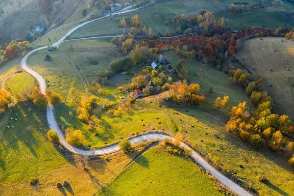 가을 시골 언덕의 목가적 인 공중 무인 항공기 샷 — 스톡 사진