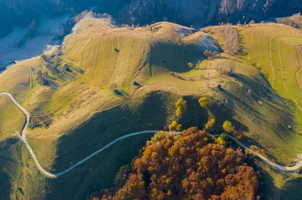 Fotos idílicas de drones aéreos de colinas campestres otoñales —  Fotos de Stock