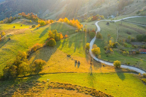 Idylliczne lotnicze Drone strzał jesiennych wzgórz wiejskich — Zdjęcie stockowe